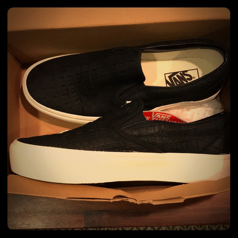 Classic slip on Black platformer women’s sneakers